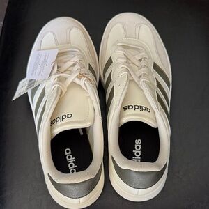 Adidas Men’s Cream & Gray Low-Top Sneakers